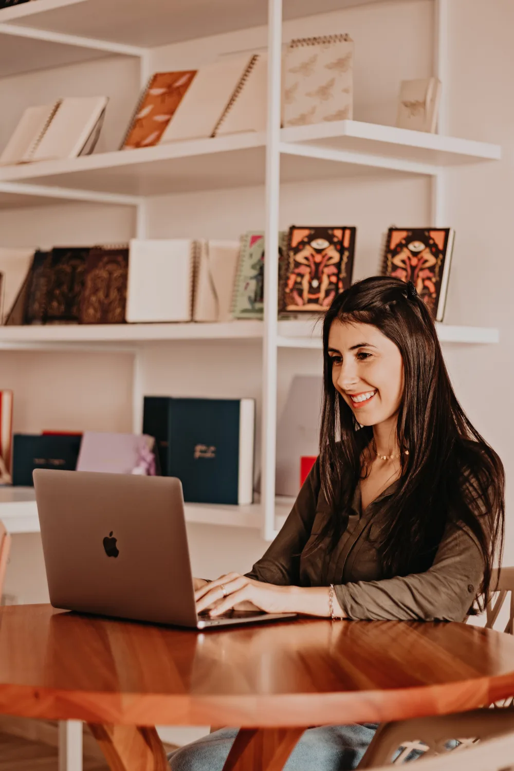 Aline Thaisa trabalhando em seu notebook